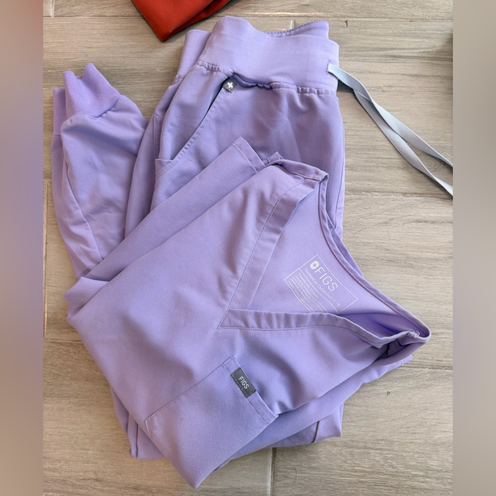 FIGS Scrub Set - Small (Lavender | HW Zamora Joggers + Catarina Top)